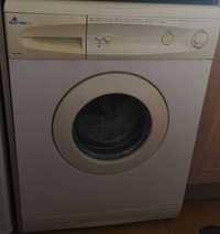 Máquina de lavar roupa branca