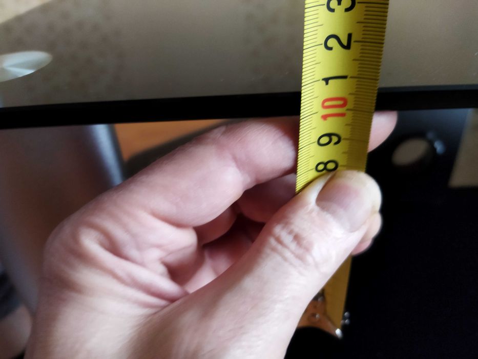 стол из стекла с алюминиевыми ножками.