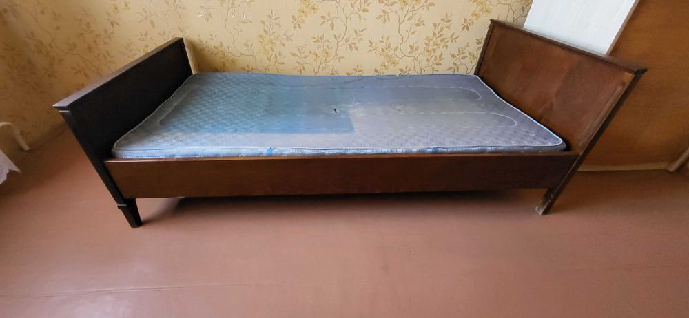 Румынская односпальная кровать из натурального дерева