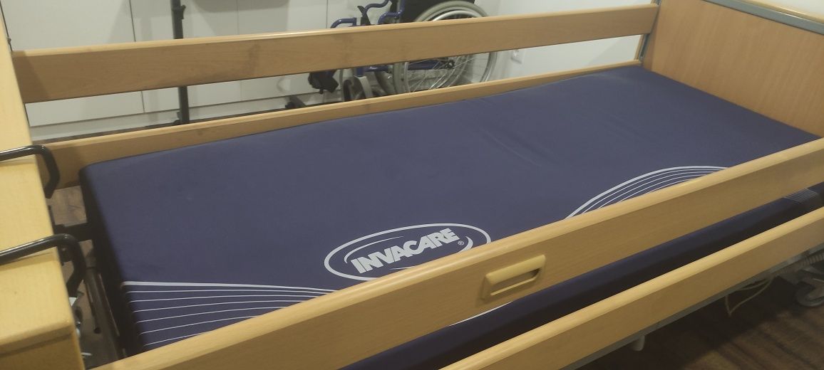 Cama articulada Invacare e colchão anti-escaras com compressor