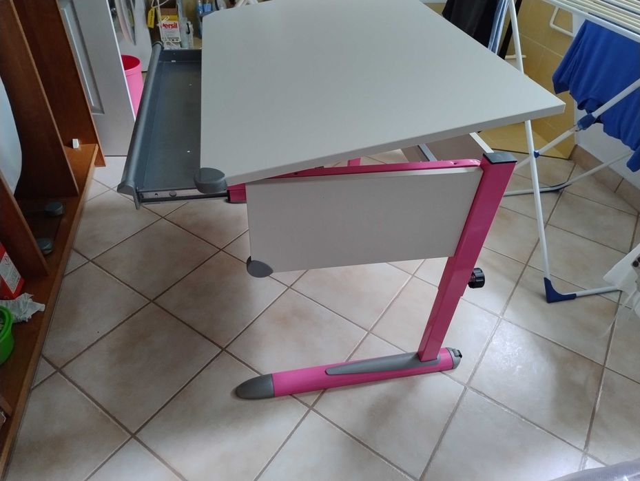 Biurko z regulacją wysokości i pochylenia blatu