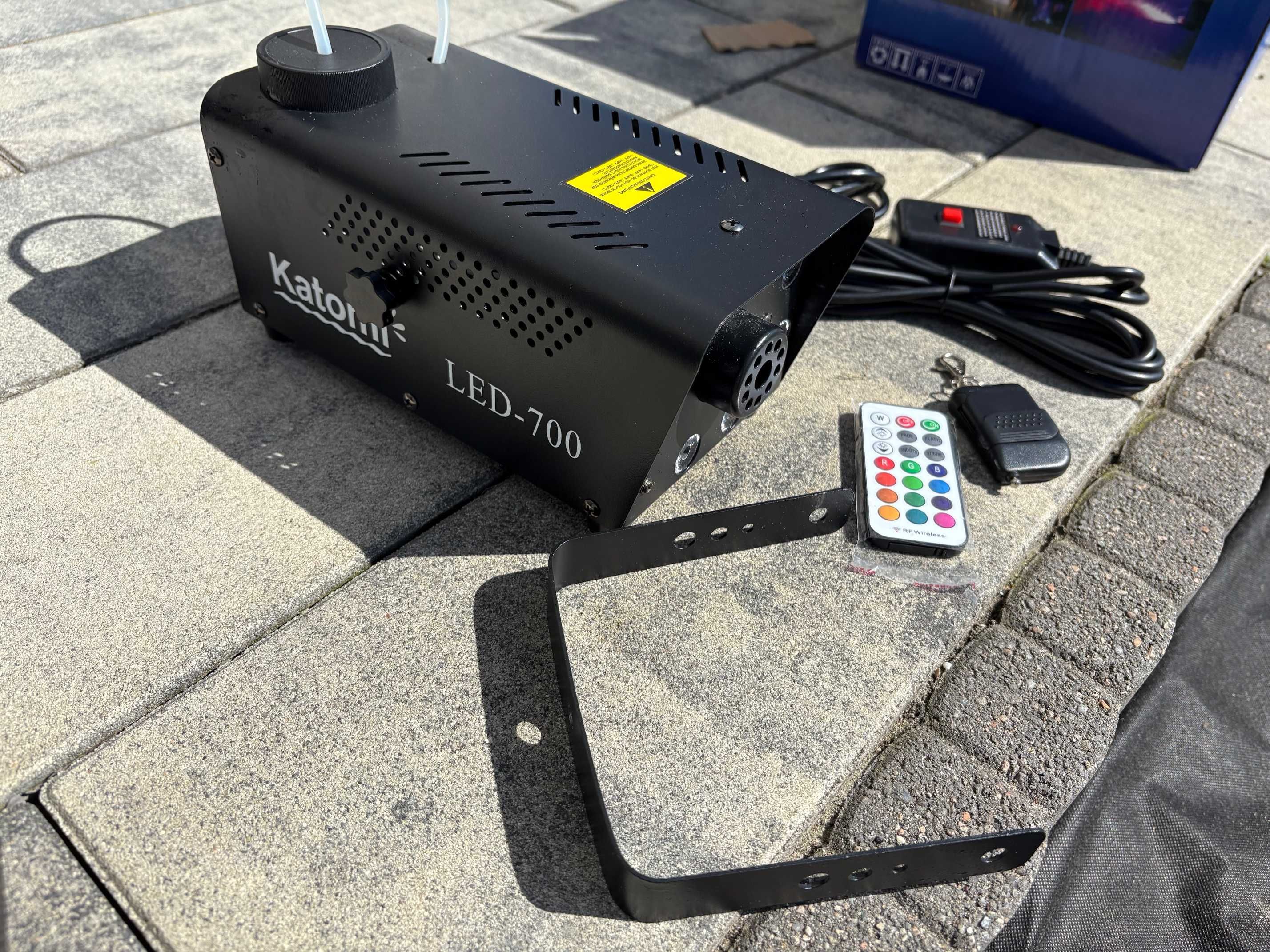 Dymiarka Maszyna do robienia dymu  WYTWORNICA KATOMI 700W RGB pilot