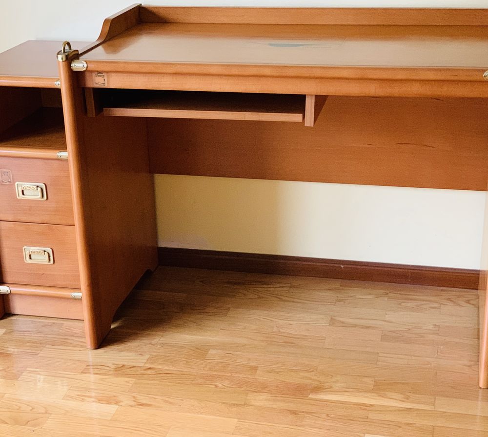 Quarto completo com 2 camas + secretária