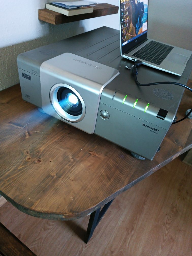 Sharp xg-p560wn projektor z 2 lampami