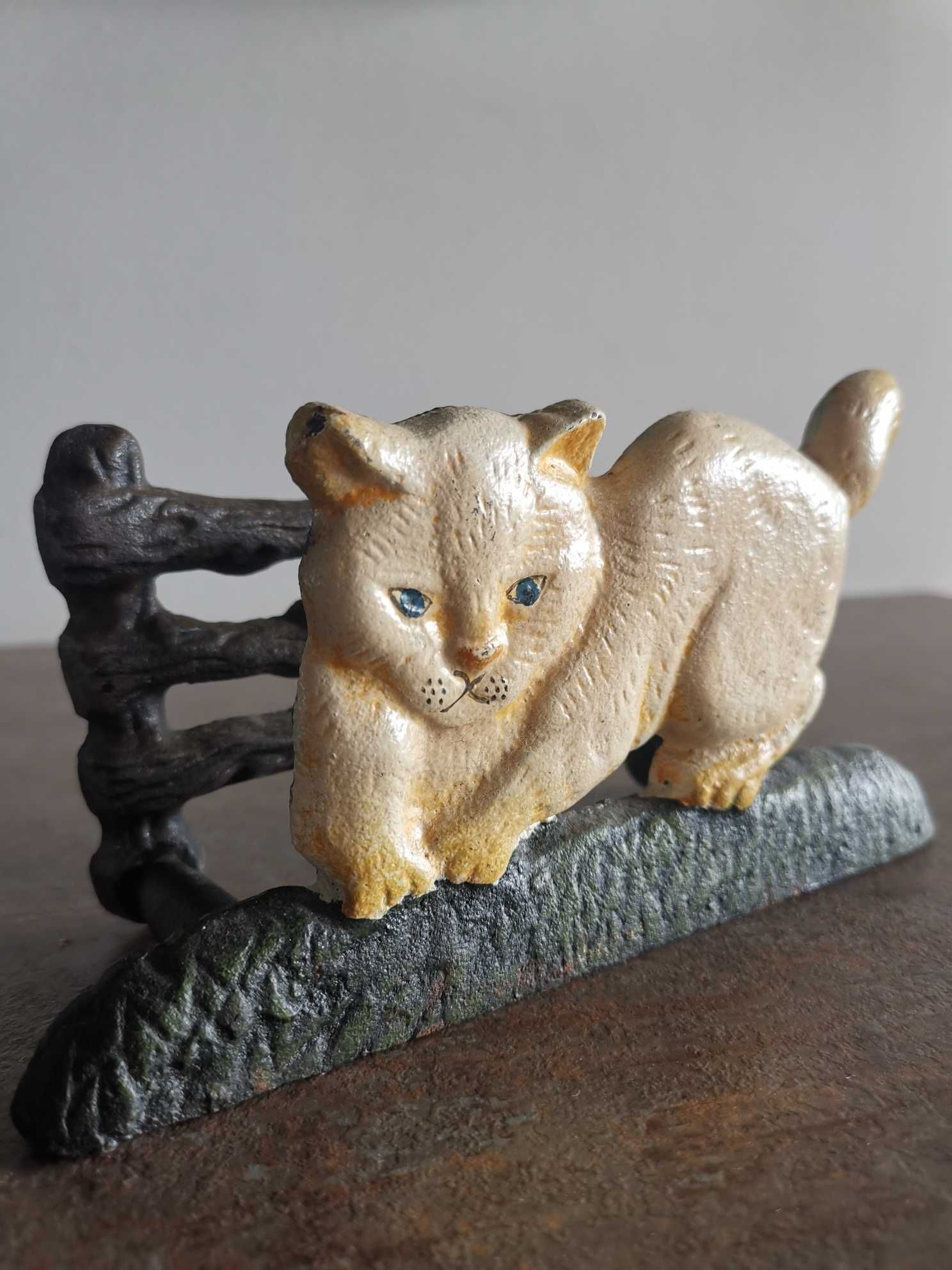 Serwetnik Kot. Żeliwny. 15 x 8 cm.
