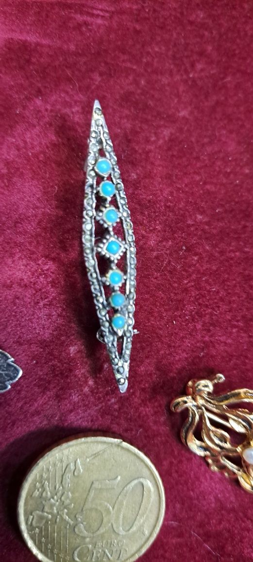 Alfinetes broches vintage em prata.