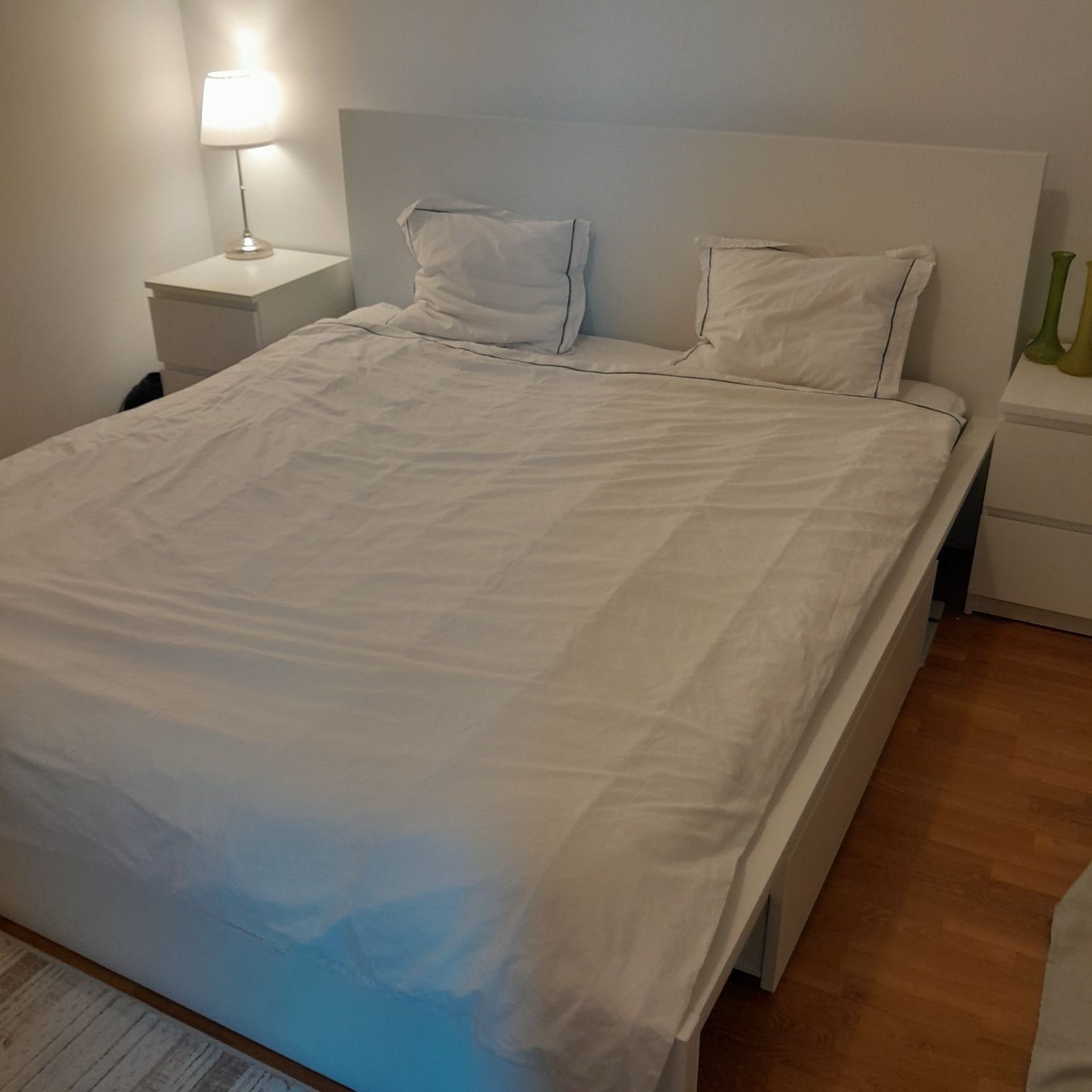 Łóżko do sypialni Ikea Malm z materacem.