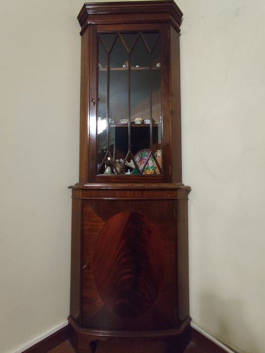 Cristaleira de canto