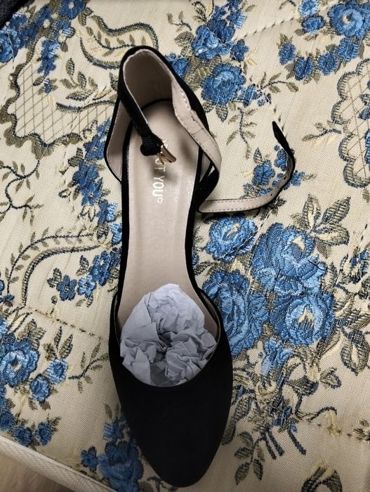 Vendo sapatos com salto baixo