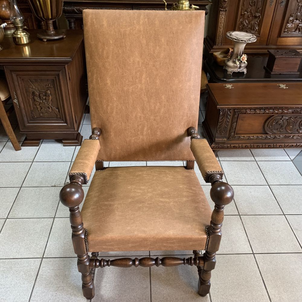 Старинное античное интерьерное кожаное кресло ТРОН Мебель из Голландии