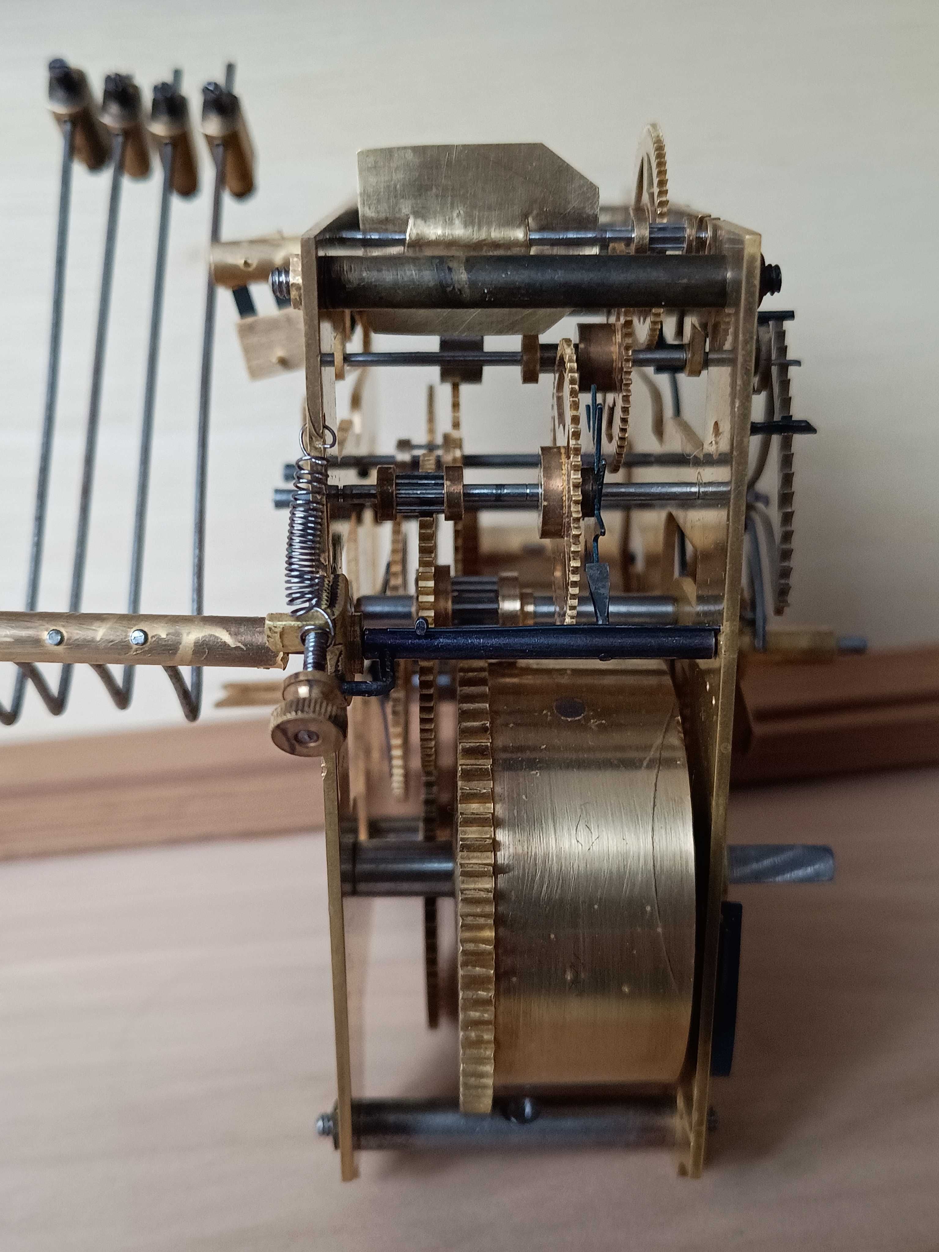 Mechanizm starego zegara 4 młotki