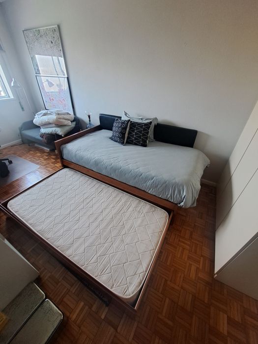 Cama dupla individual de madeira + estrado