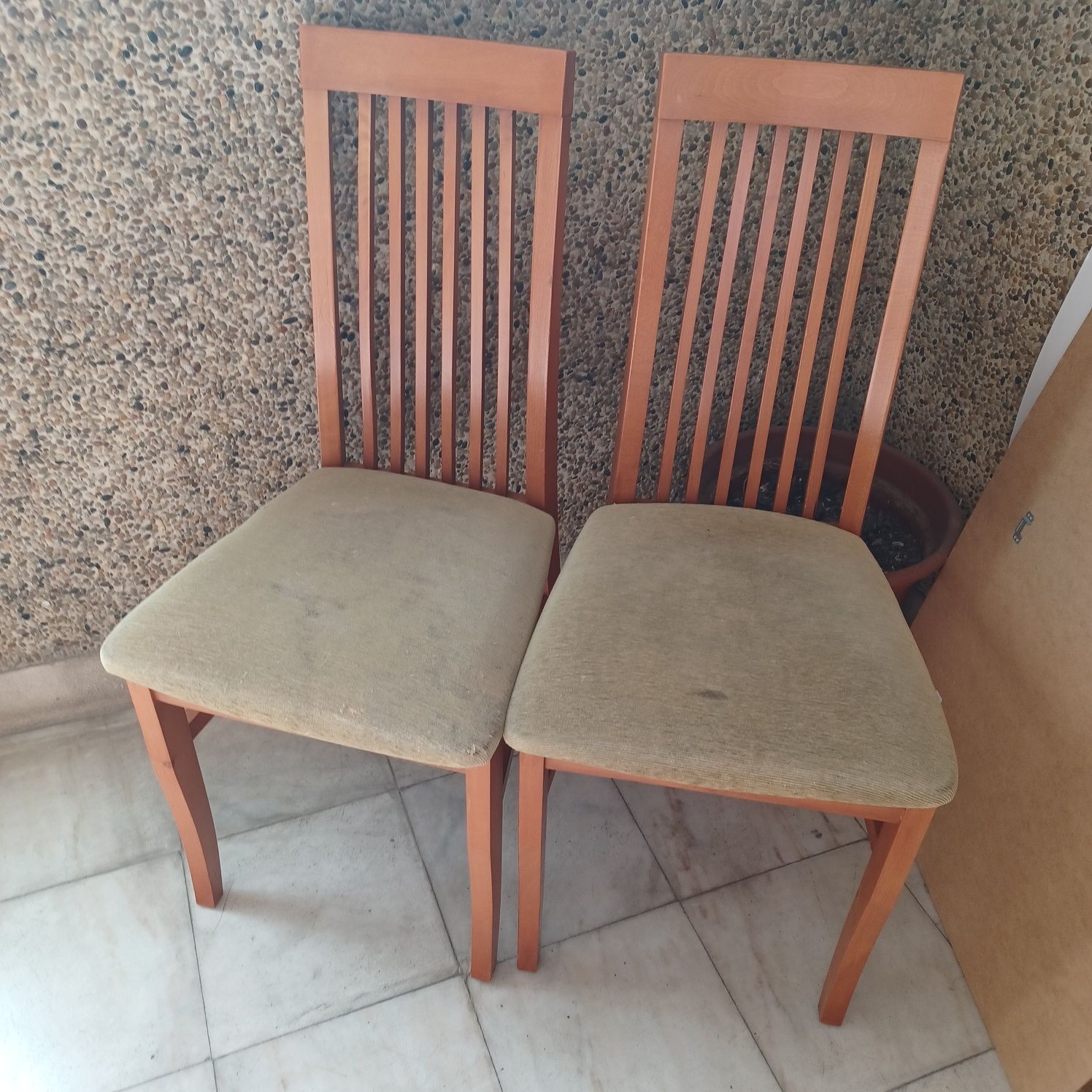 Cadeiras usadas para restauro