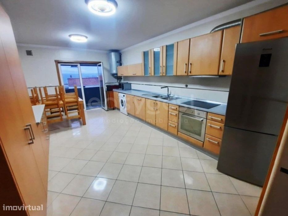 Apartamento T4 Amplo, Moderno e Bem Localizado