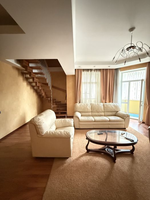 Центр , вул. Павлівська 17 , дворівнева квартира .