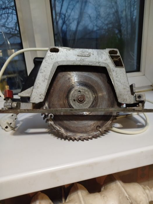 Продам электрическую ручную циркулярную пилу 2400ватт