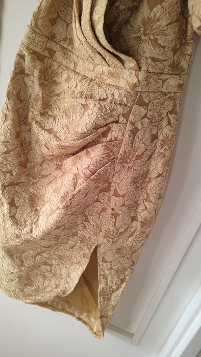 Piękna żakardowa złota sukienka z bufiastymi rękawami rozm M