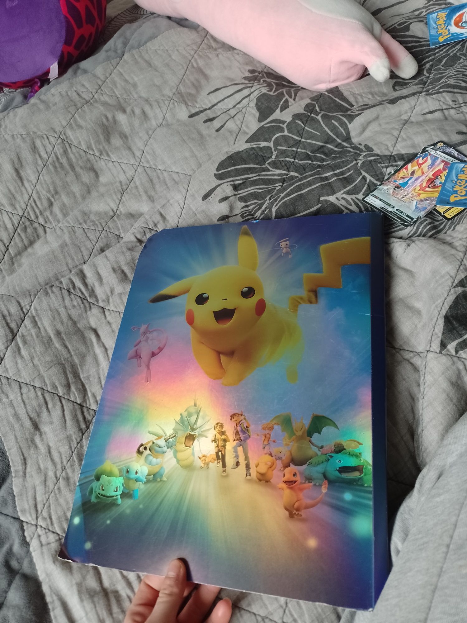 Album + karty Pokemon do tego  dwie złote i jedna czarna .