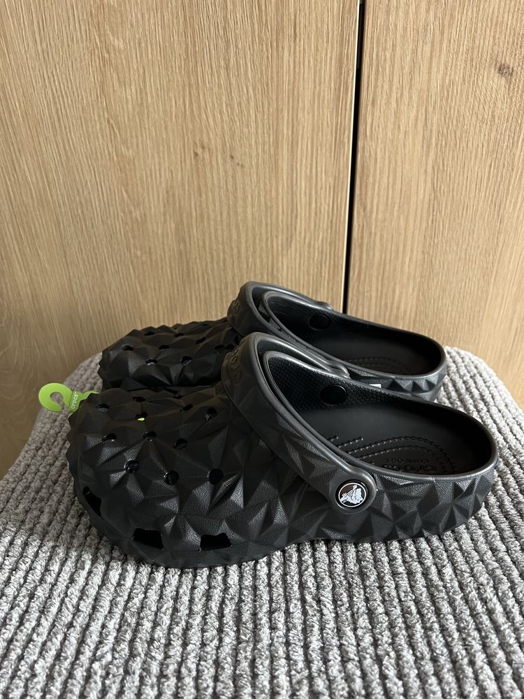 Klapki damskie marki Crocs Geometric Clog r. 37-38 Czarne NOWE