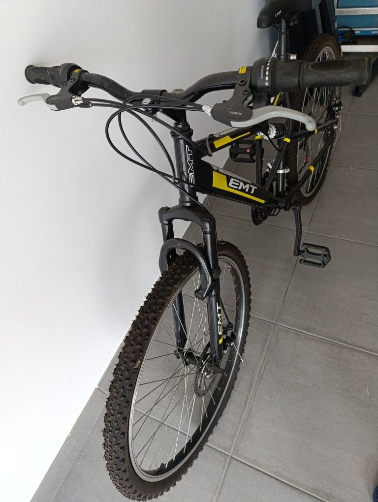 Bicicleta a precisar de manutenção