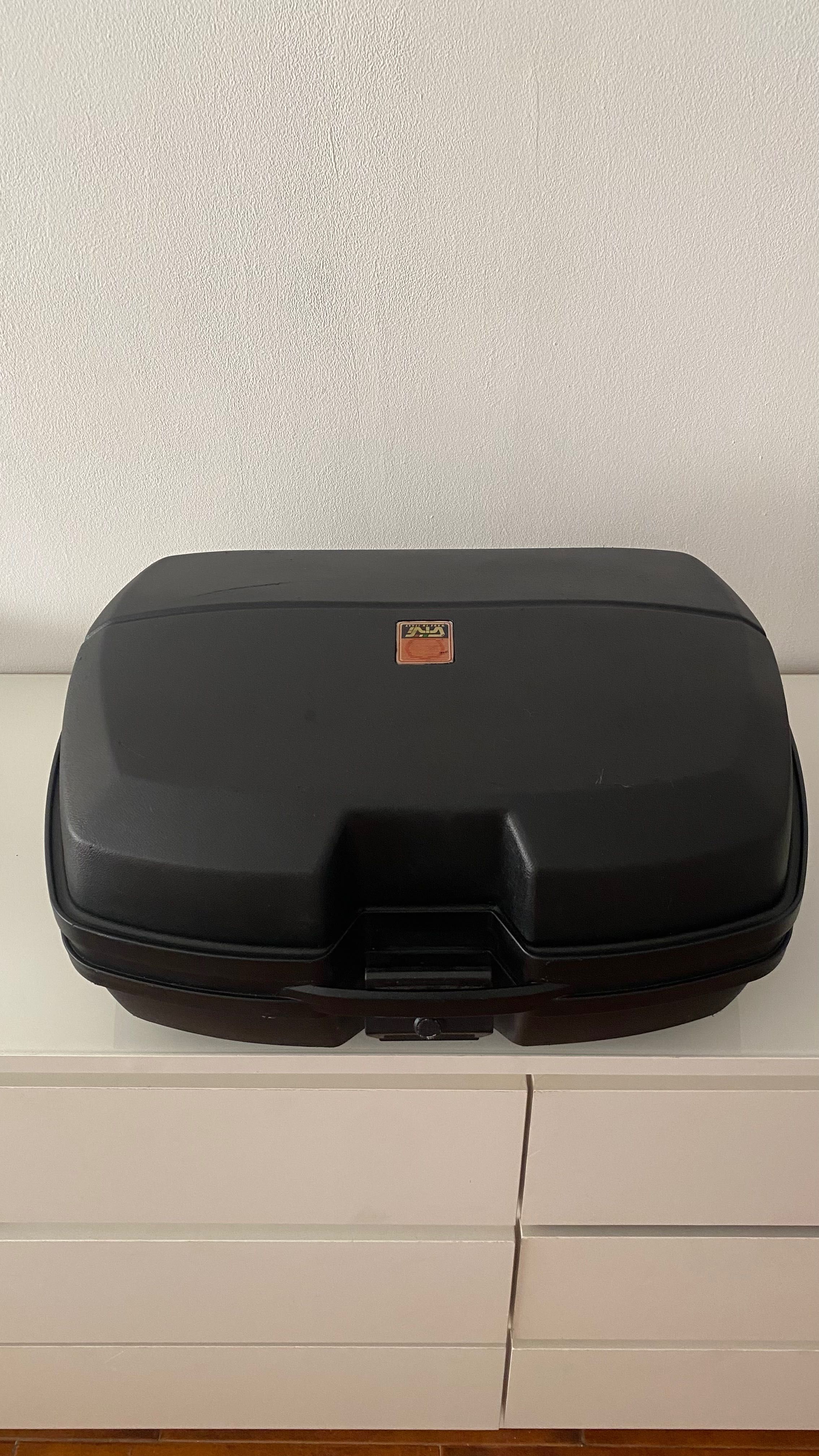 Top Case com espaço para dois capacetes M