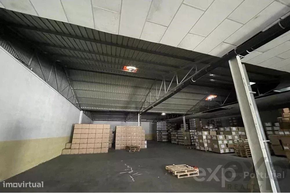 Armazém Industrial No Centro De Lousada