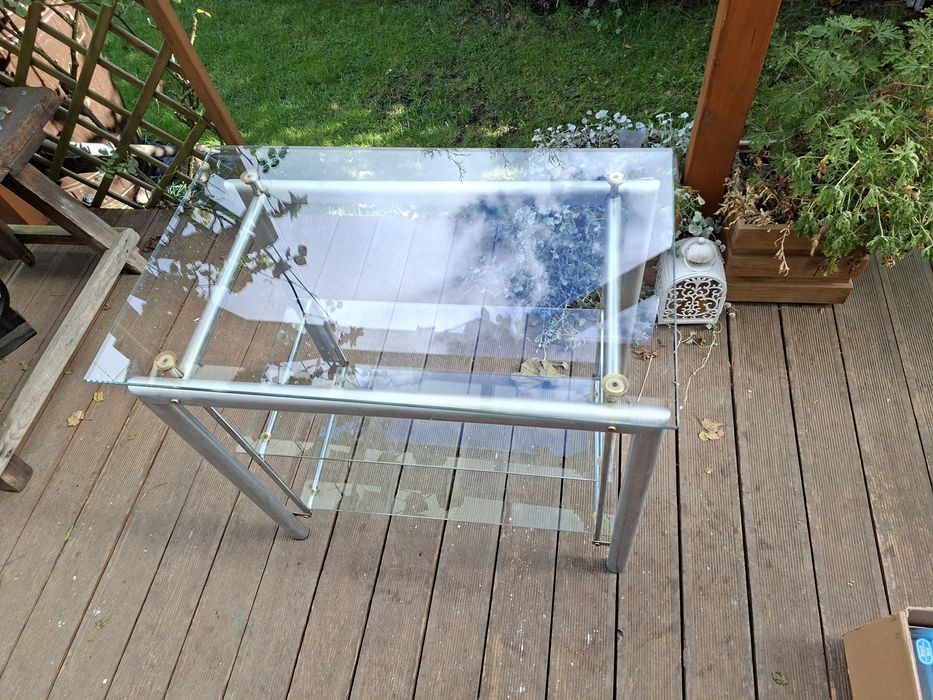 Szklany stolik kawowy z metalowym stelażem, 3 półki
> 
>