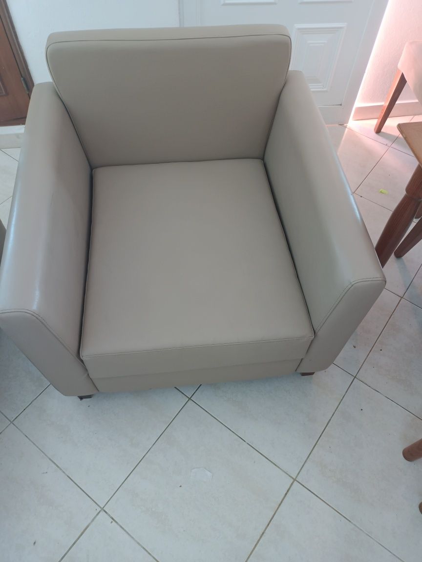 poltrona bege couro artificial