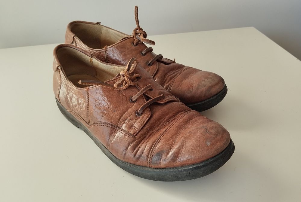 Sapatos vintage, dos anos 60, em pele.