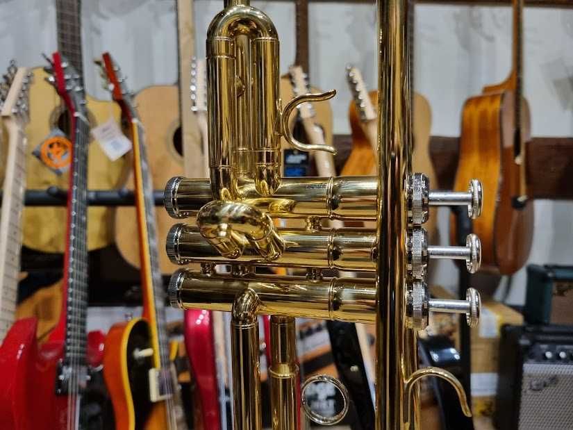 Memphis MT-100G Trąbka Bb z akcesoriami i futerałem MT100G