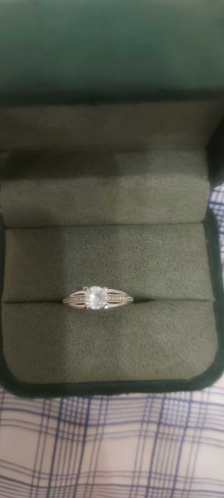 Vendo uma anel de ouro branco de 18 kilates  com 18 pedra de adiamente