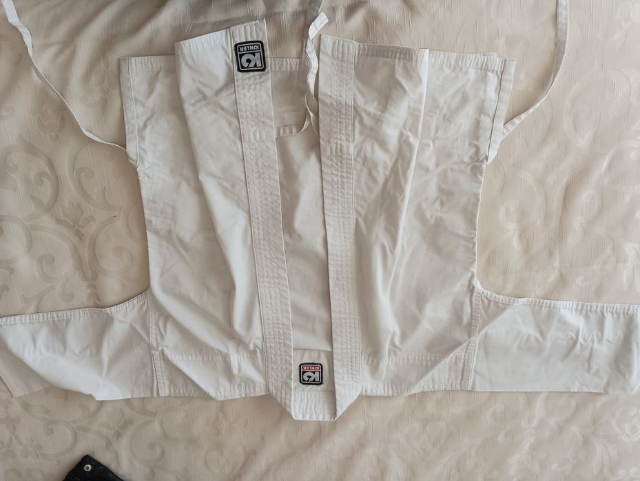 Vendemos equipamento de karaté com cinto branco para idade 6-7 anos.