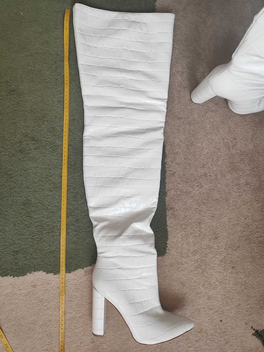 Дуже високі стильні білі жіночі черевики, шкірзам. Під крокодила