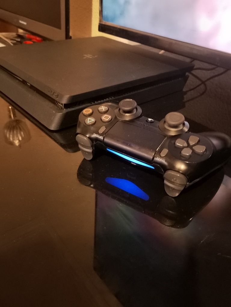 Vendo Ps4 Slim 1TB desbloqueada firmware 11.00
