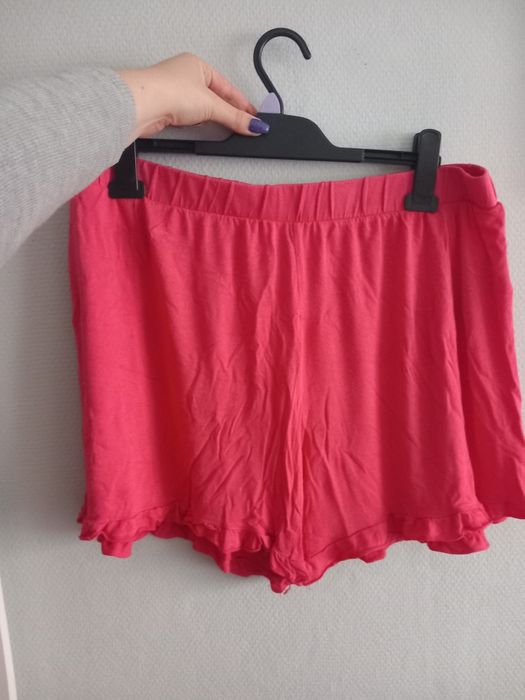 Krótkie spodenki z falbankami