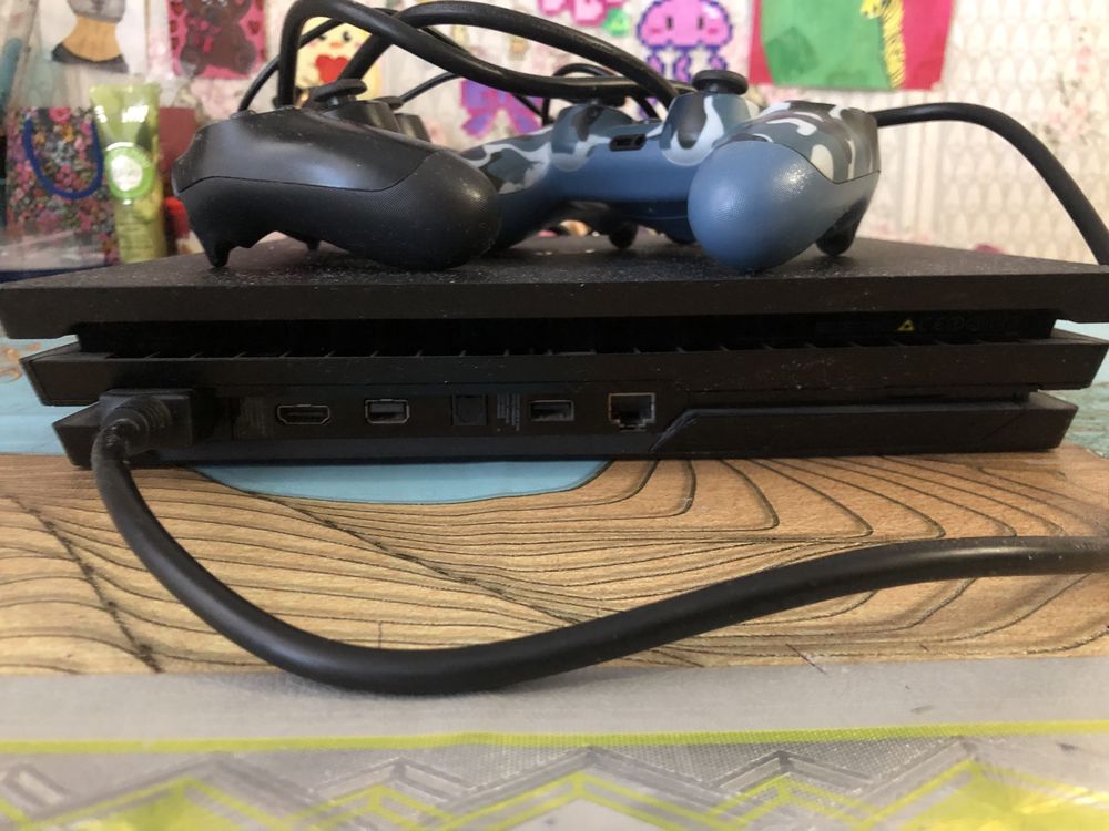 Продам Ps4 Pro. Все работает.