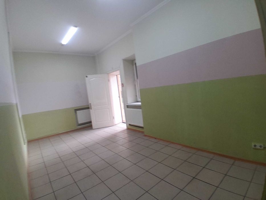 Фасадне приміщення на площі з ринком, поруч з вокзалом