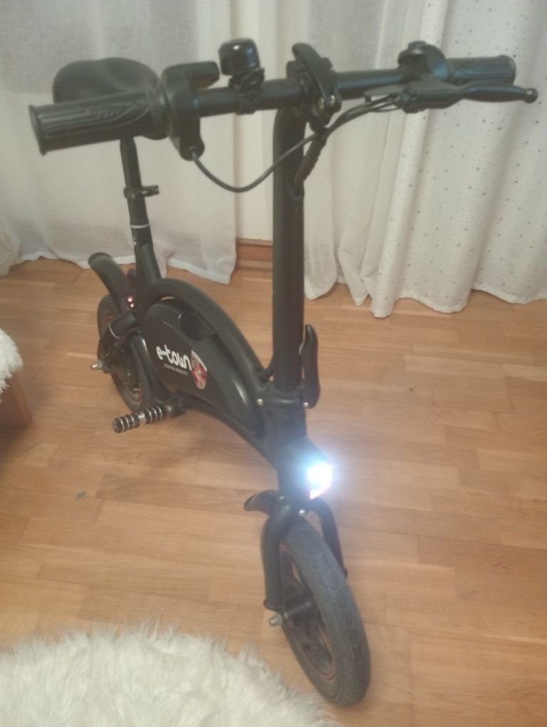 Vendo scooter dobrável com muito pouco uso, capacidade máxima 100kg