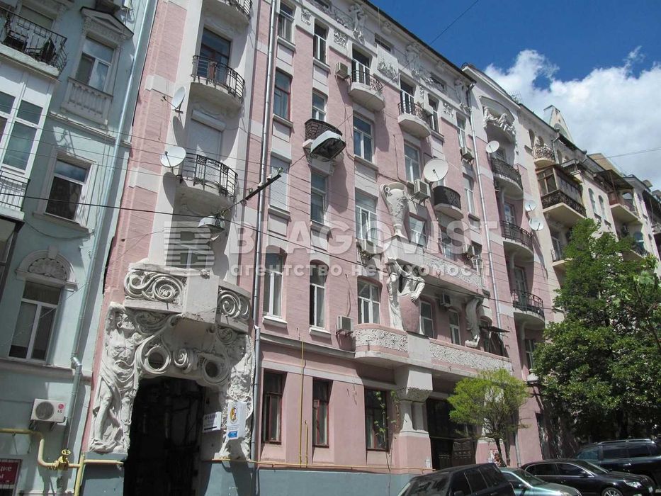 Продаж чудової 2к кв Центр Києва дореволюційний будинок Костельна 7