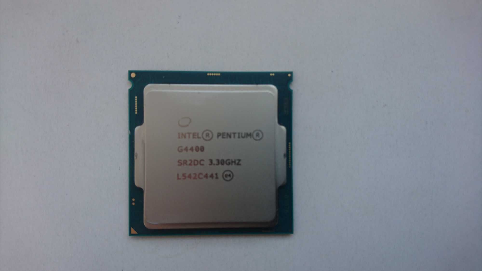 Процесор Intel Pentium G4400 3.30GHZ. Два ядра, два потоки.