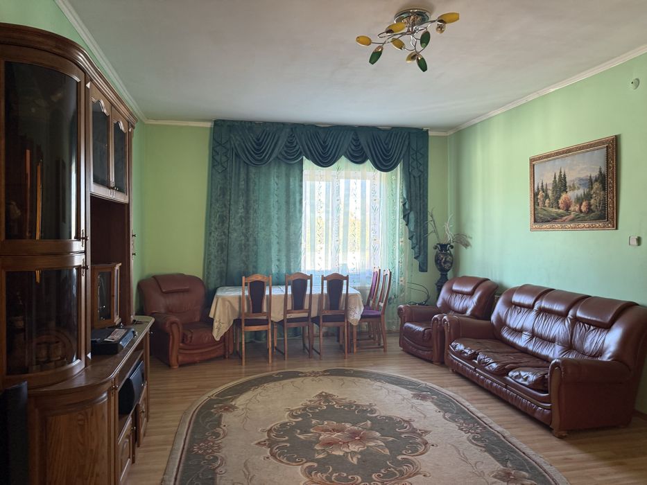 Житловий будинок поруч з річкою Південний Буг