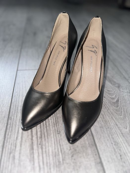 Нарядні та стильні туфлі