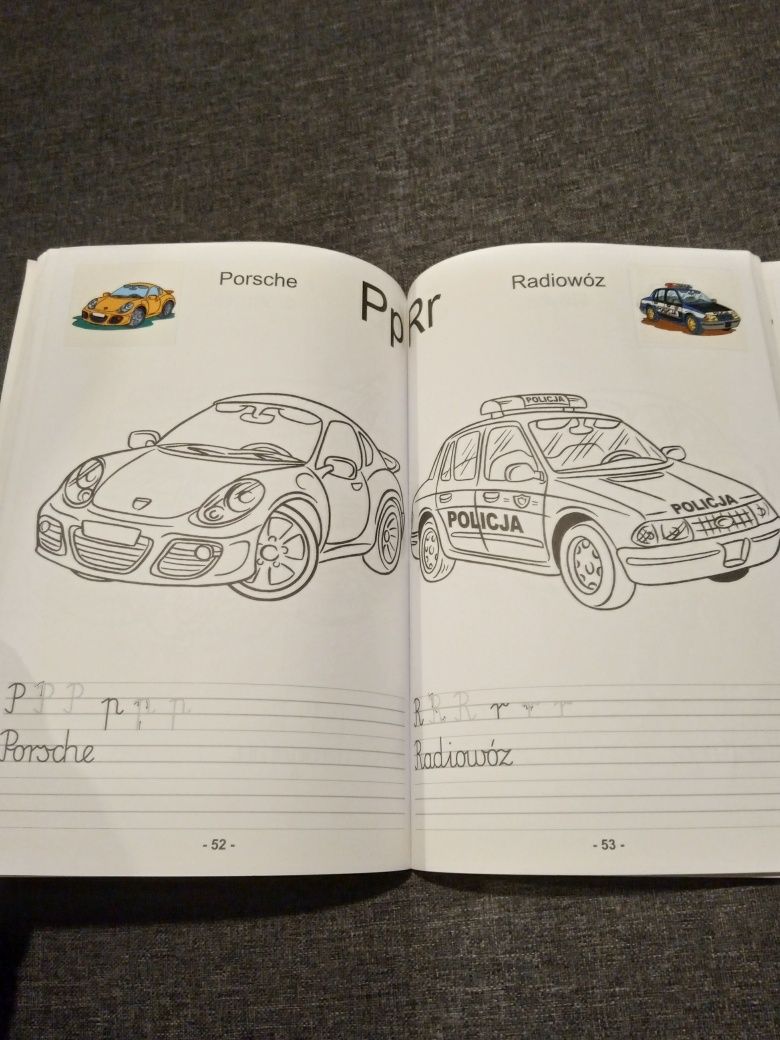 Książka do nauki pisania pojazdy z alfabetem samochody maszyny