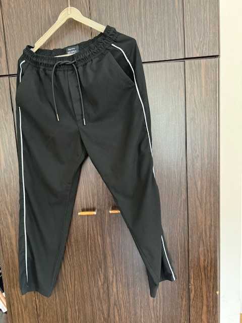 Spodnie męskie M Jogger fit Bershka czarne z białymi lampasami