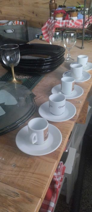 Pratos, copos, talheres, utensílios de cozinha...