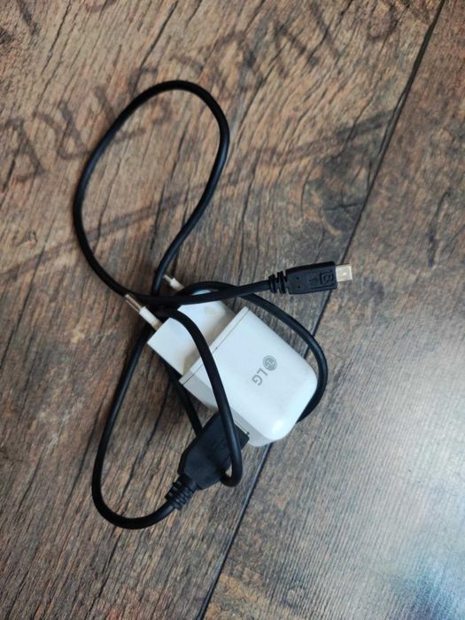 Telefon LG X Power 2 z ładowarką.