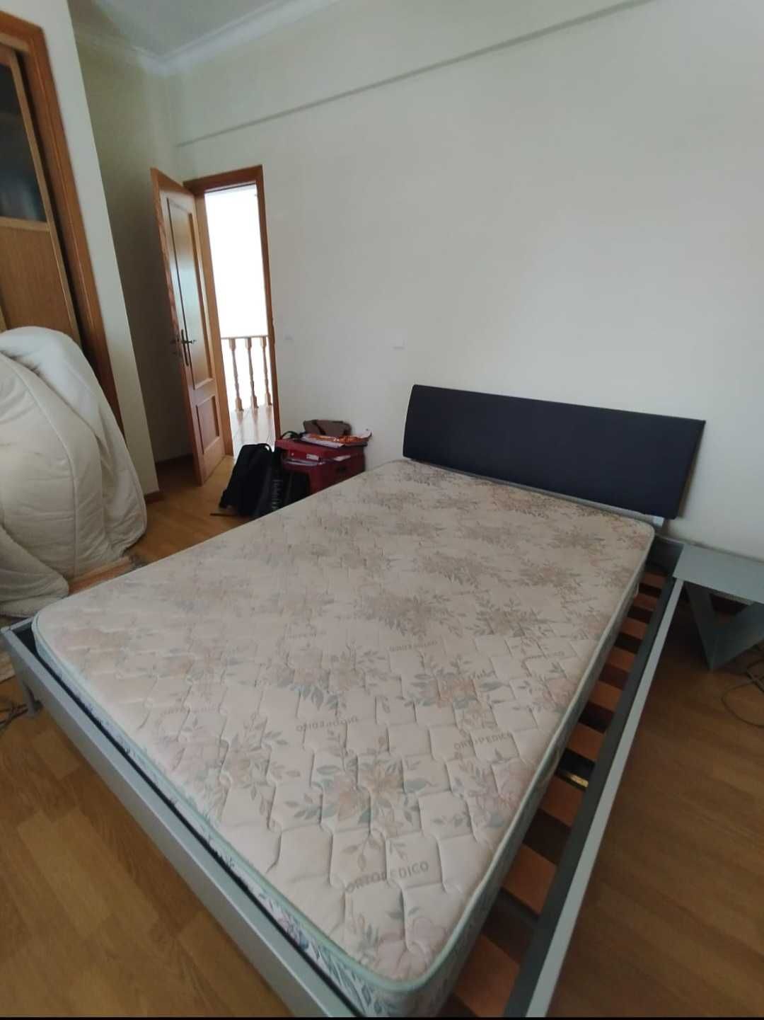 Cama casal com cabeceira e mesa de cabeceira (oferta colchão)