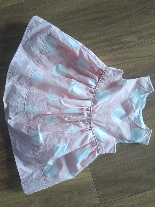 Śliczna sukienka pudrowy róż w białe grochy Primark r. 68.