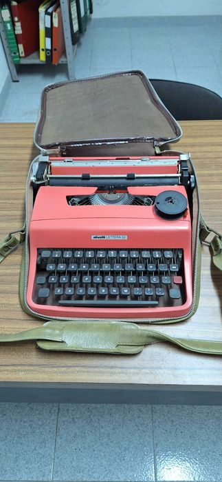 Máquina de escrever Olivetti Lettera 32