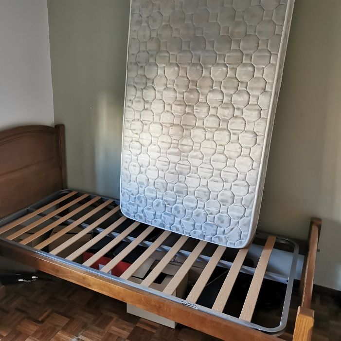 Cama em madeira, muito pouco uso